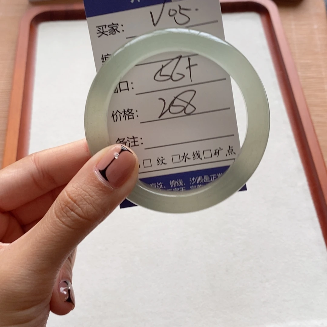 小***a石英质玉未镶嵌手镯