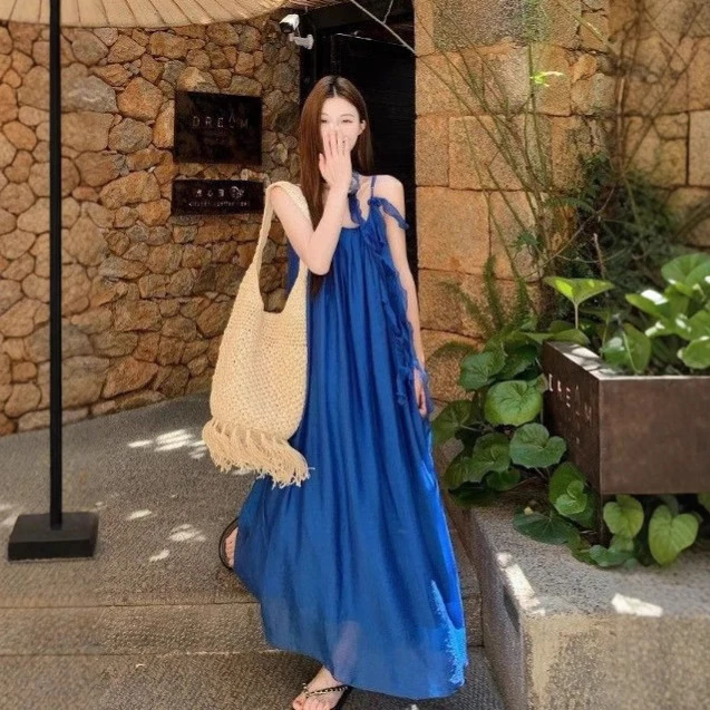 法式克莱因蓝色挂脖吊带连衣裙女夏季三亚海边度假收腰绝美长裙子