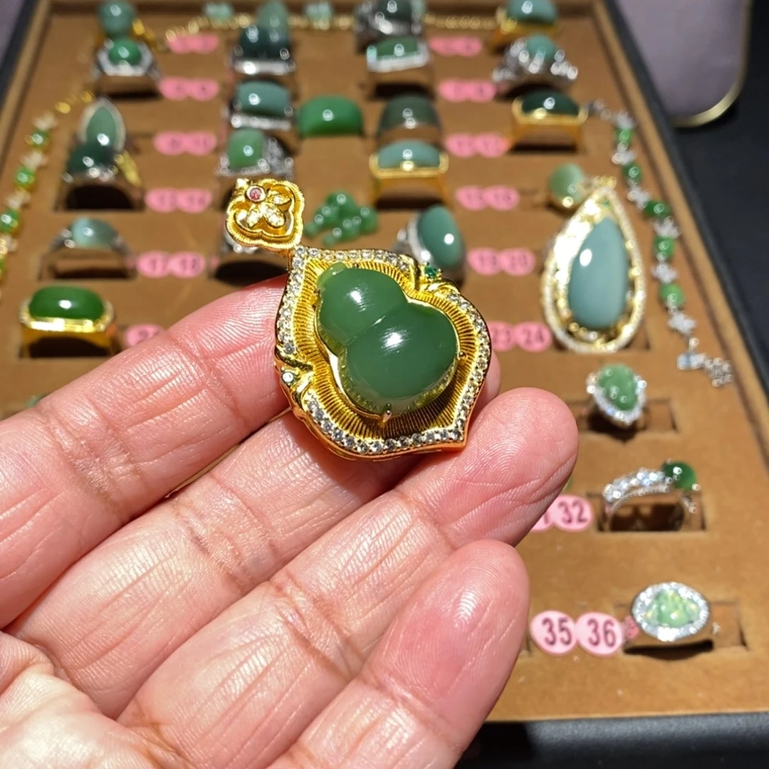 猪***力和田玉未镶嵌颈饰