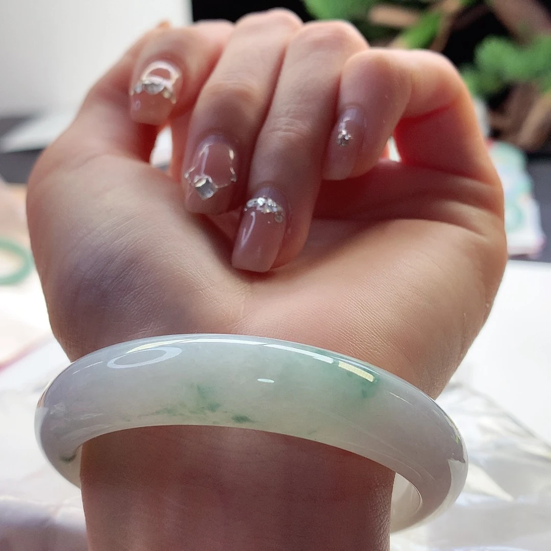 翡翠手镯未镶嵌天然翡翠55-56白底飘绿花