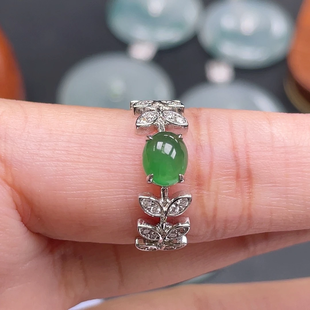 翡翠18K金镶嵌戒指绿蛋面