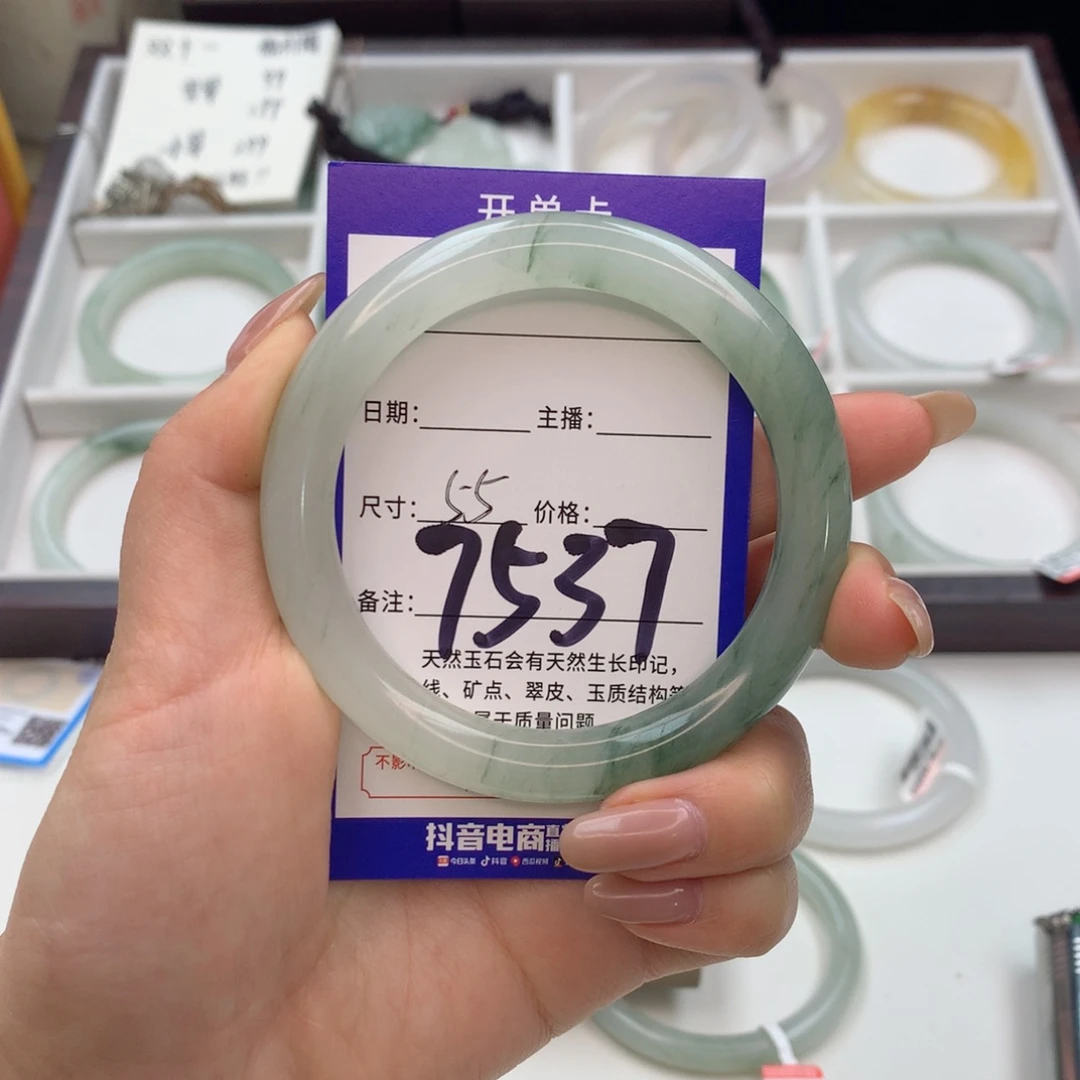 胜***^石英质玉未镶嵌手镯