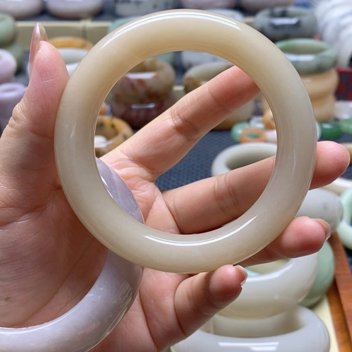 未镶嵌手镯石英岩玉