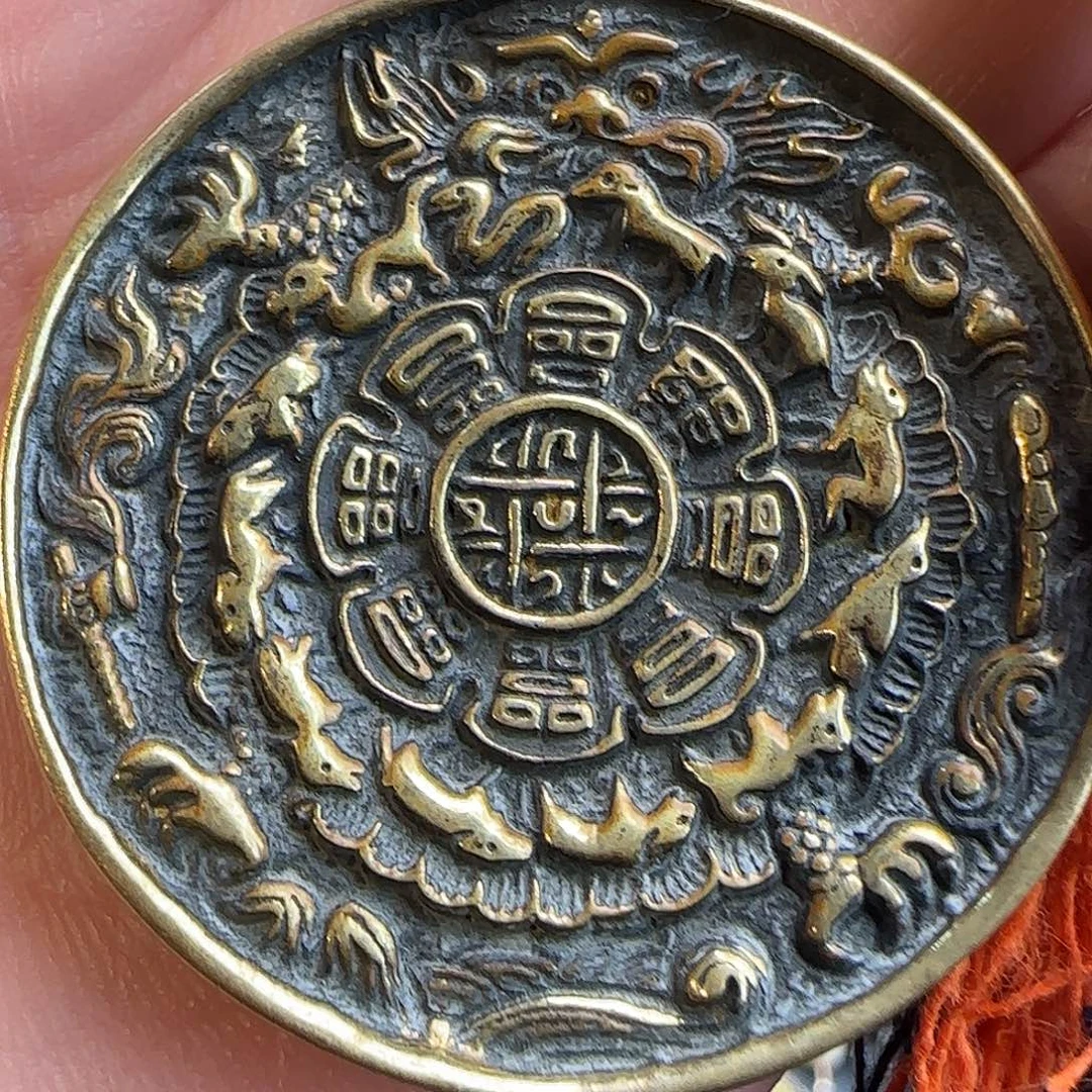 对标网红文创的九宫八卦拍包挂车挂