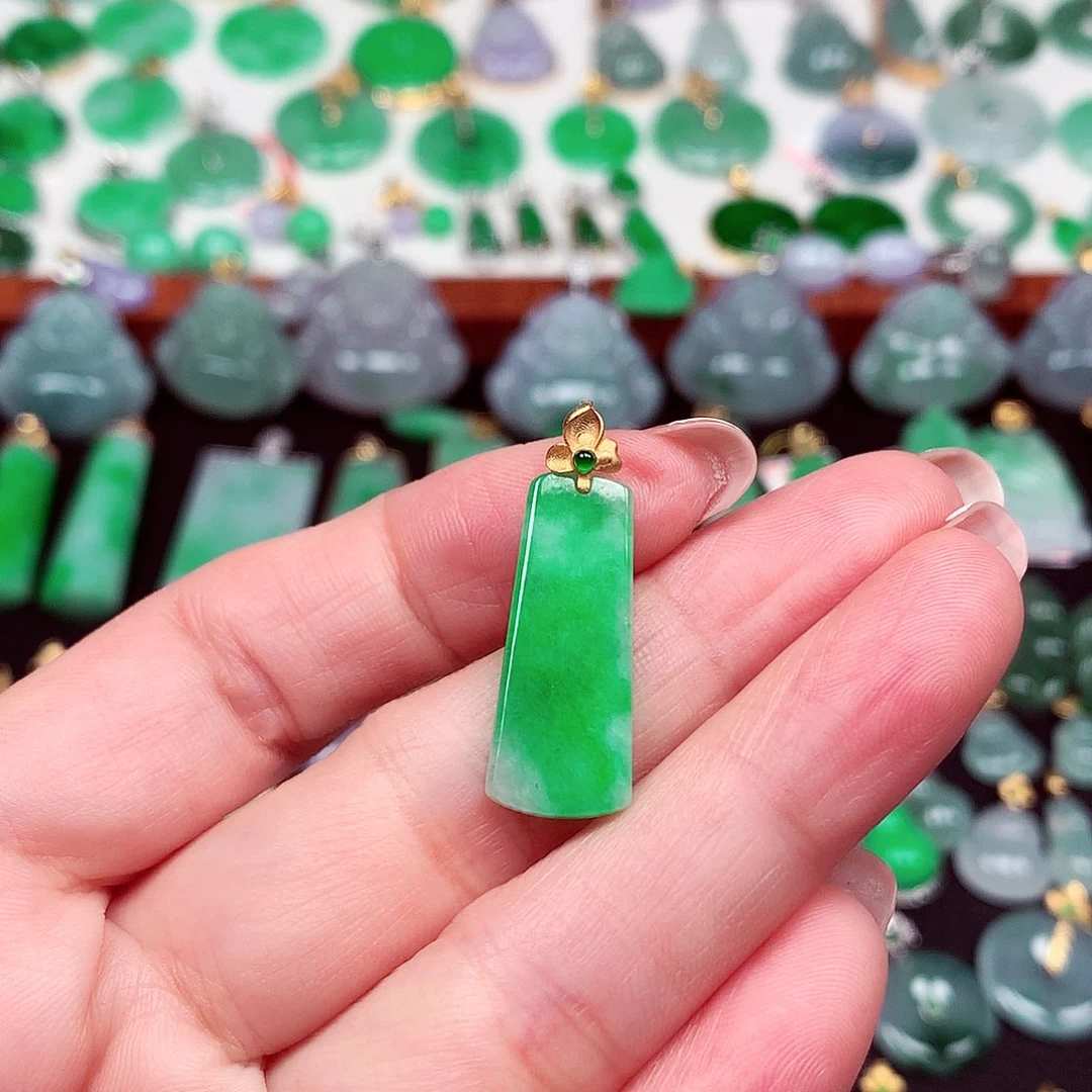 翡翠18K金镶嵌颈饰