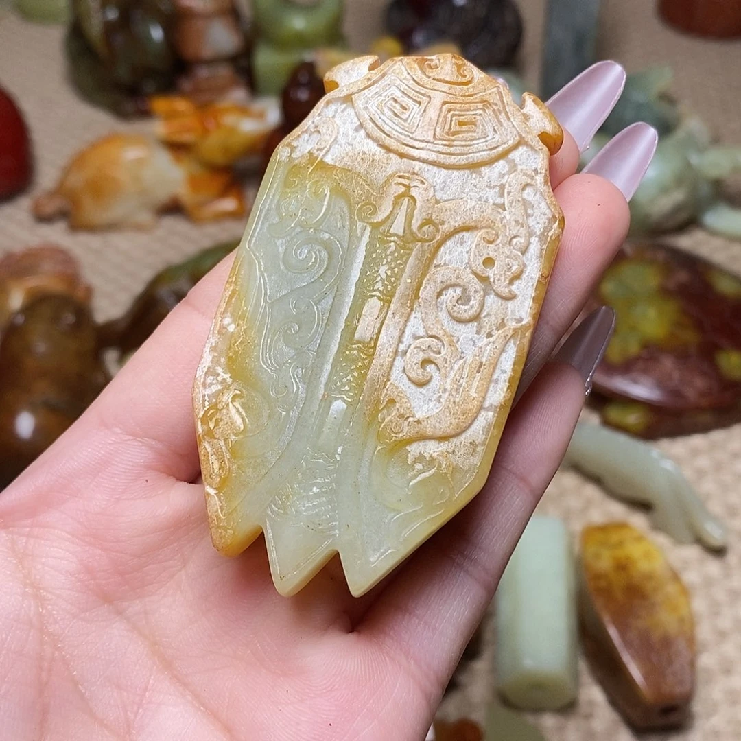 蛇纹石玉足铂镶嵌颈饰