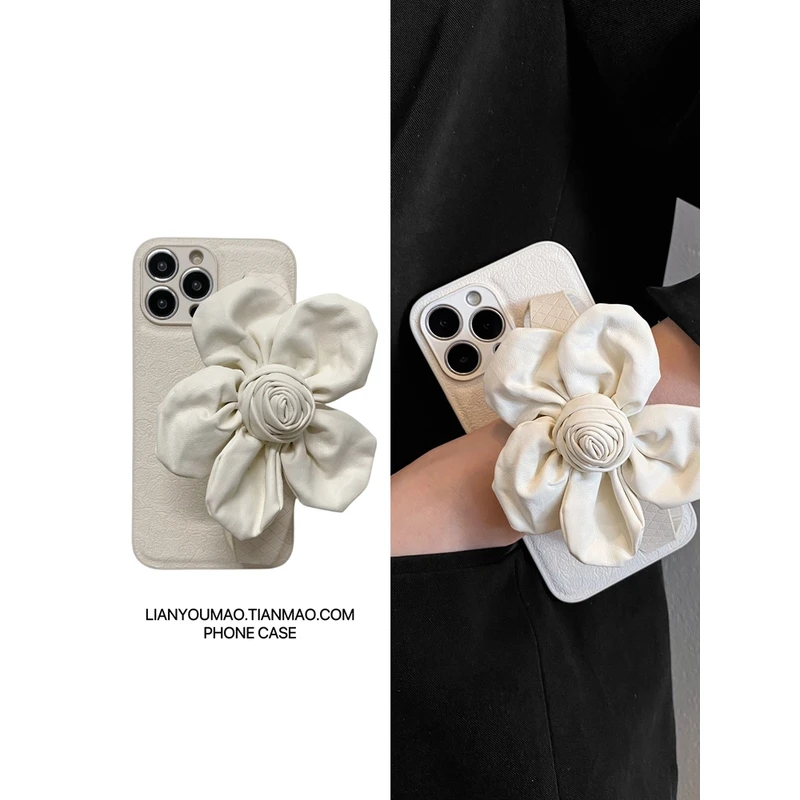 小香风白色皮质花朵手腕带适用iphone16promax手机壳15/14/13/12