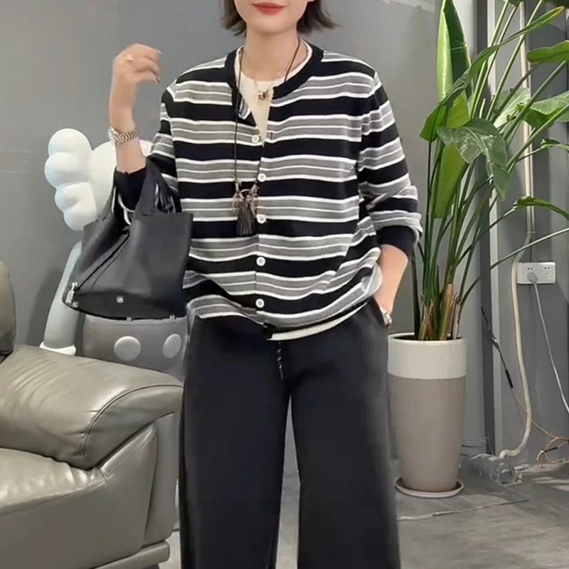 大码假两件条纹针织衫女秋季胖妹妹宽松显瘦百搭时尚气质打底上衣