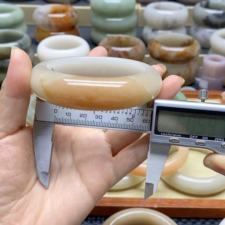 未镶嵌手镯石英岩玉