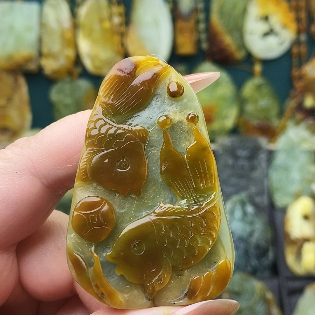 蛇纹石玉未镶嵌颈饰福利鱼牌