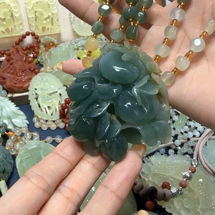 未镶嵌蛇纹石玉吊坠