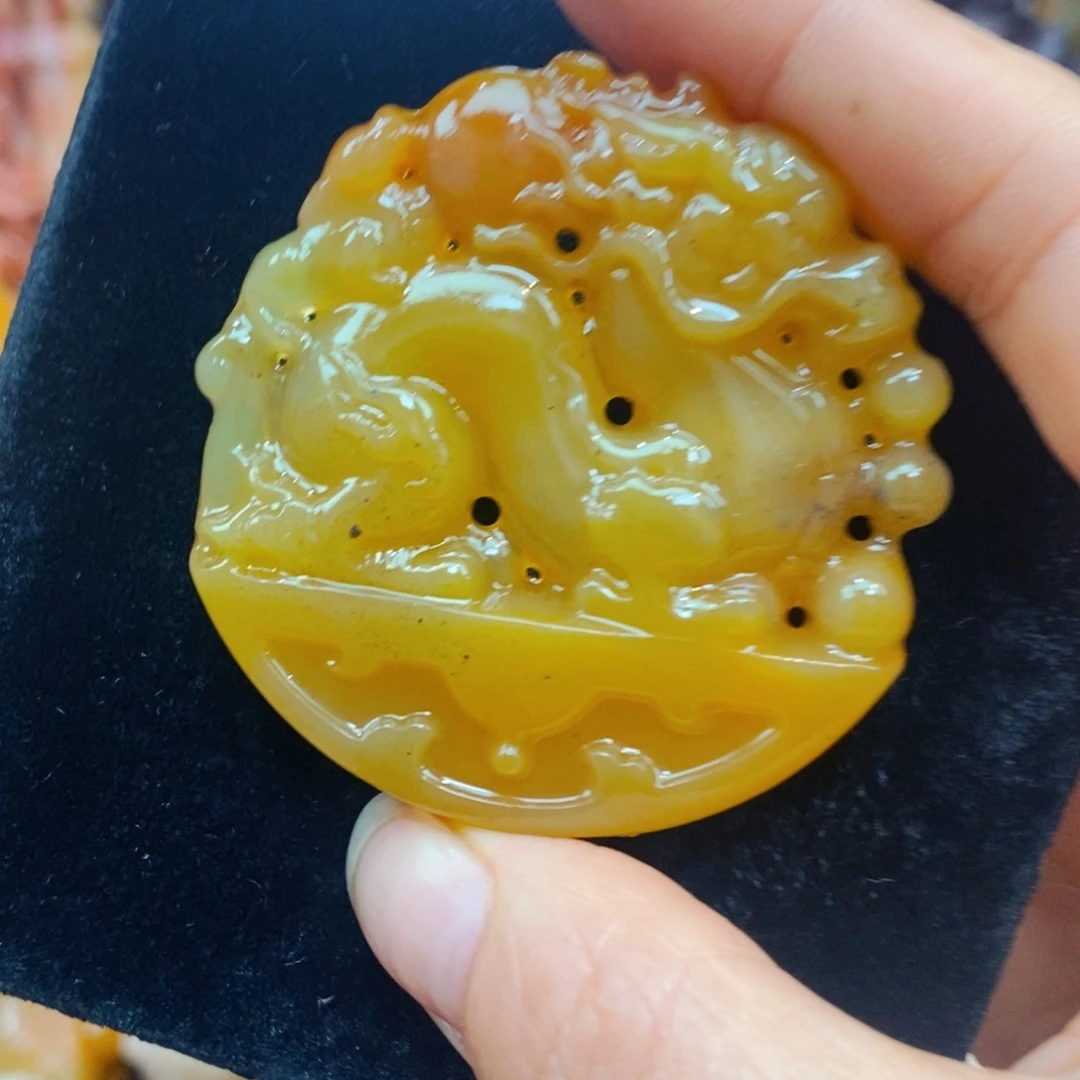 未镶嵌石英质玉（黄龙玉）颈饰