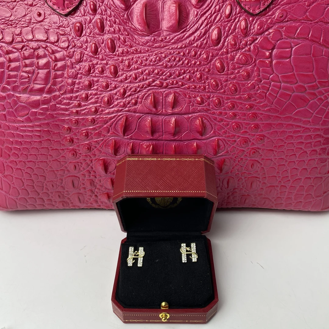 4065【香港联邦】气质优雅女士字母耳环