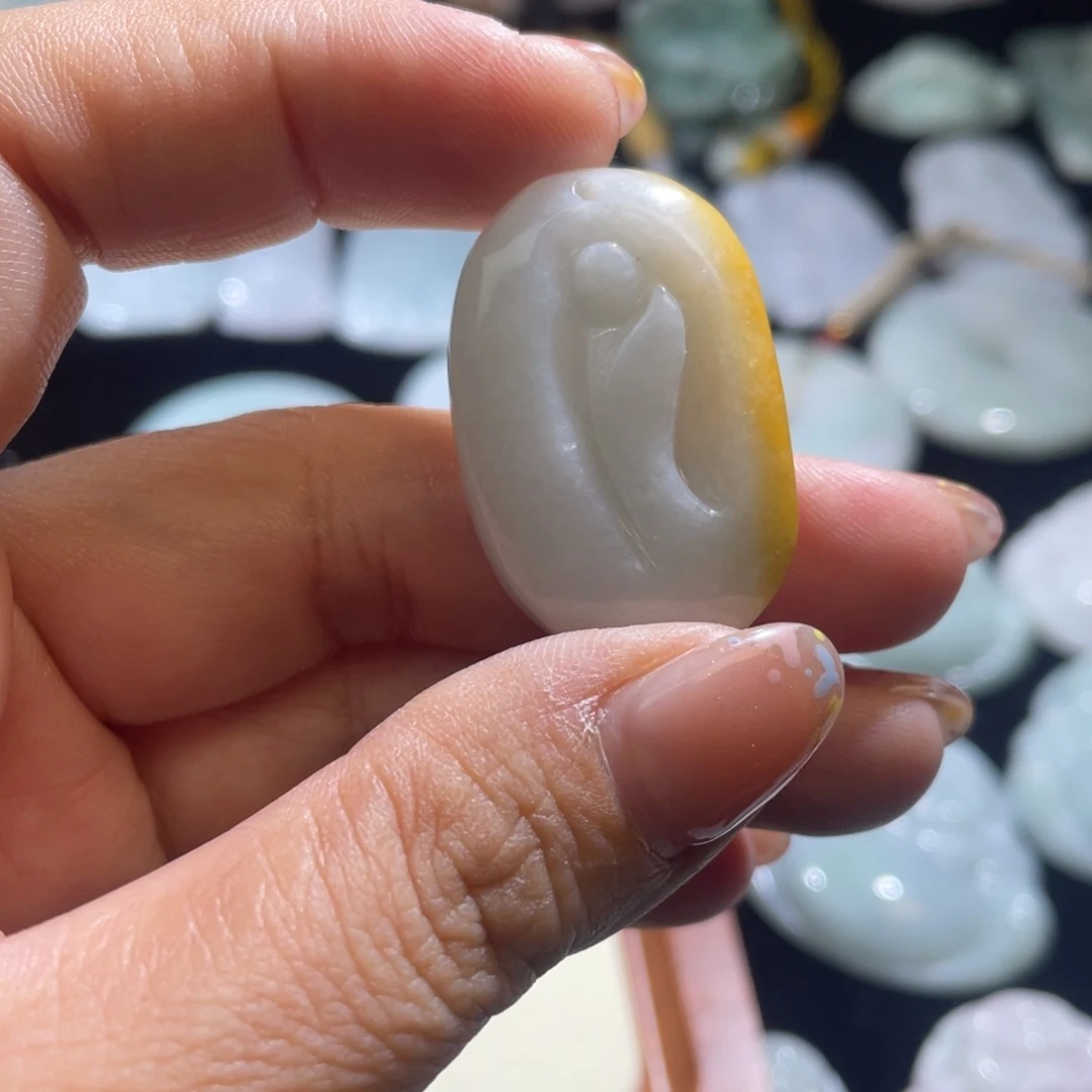 翡翠未镶嵌颈饰悟道