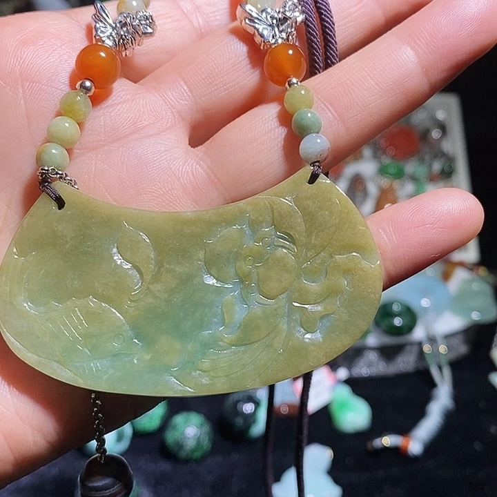 翡翠未镶嵌吊坠(赠链)