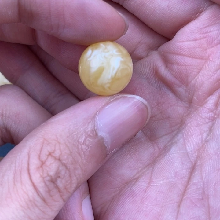 未镶嵌琥珀裸石微瑕77