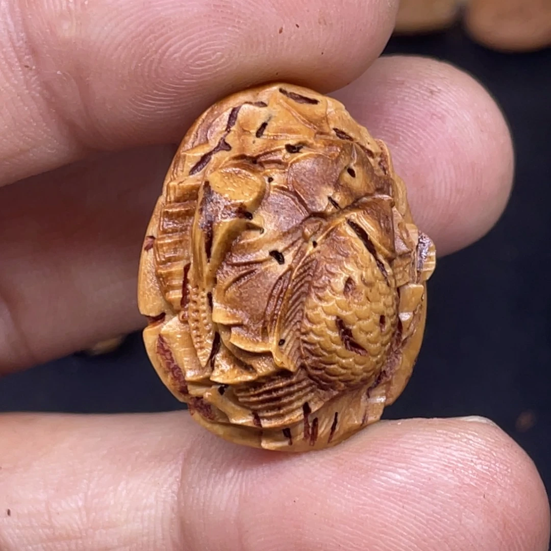 桃核雕刻连年有余