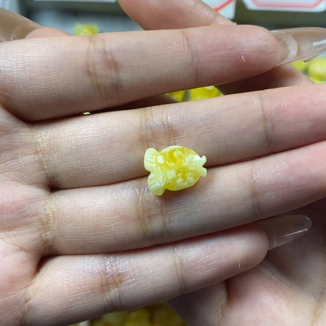 琥珀裸石未镶嵌小鱼