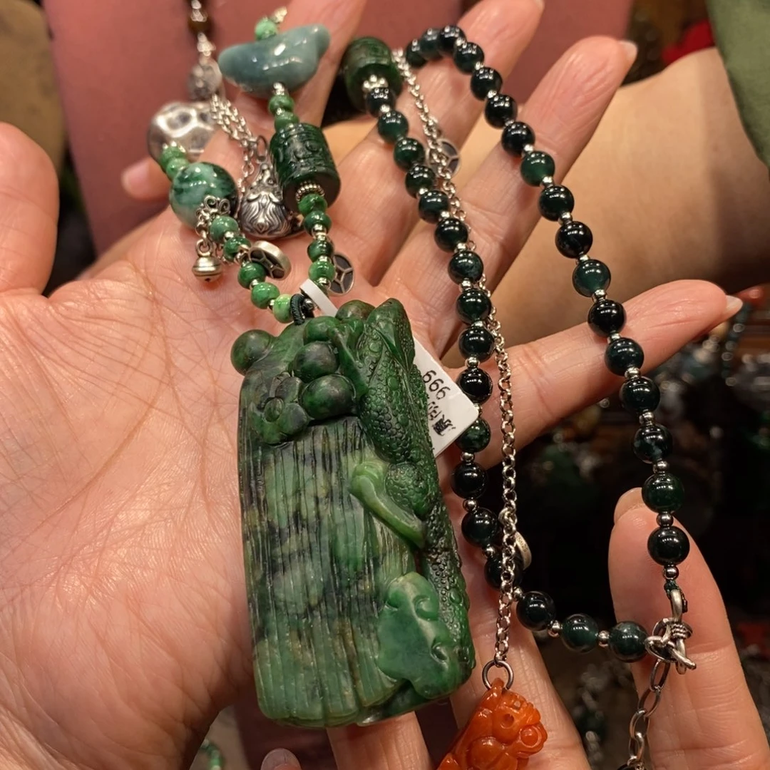 翡翠吊坠(赠链)未镶嵌