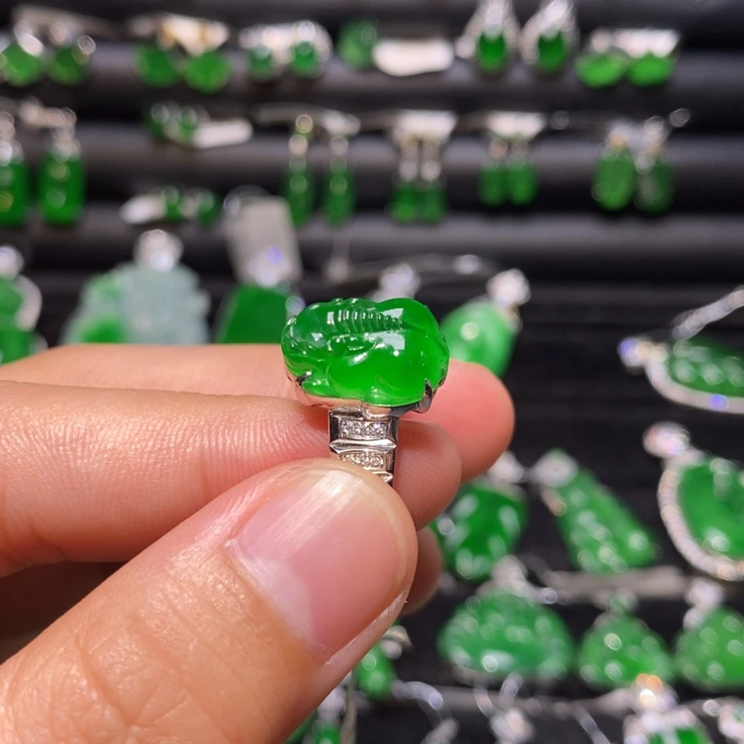 翡翠戒指18K金镶嵌天然翡翠