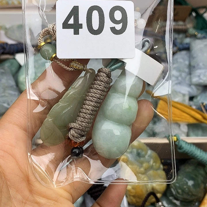 翡翠颈饰未镶嵌两**宝翡翠