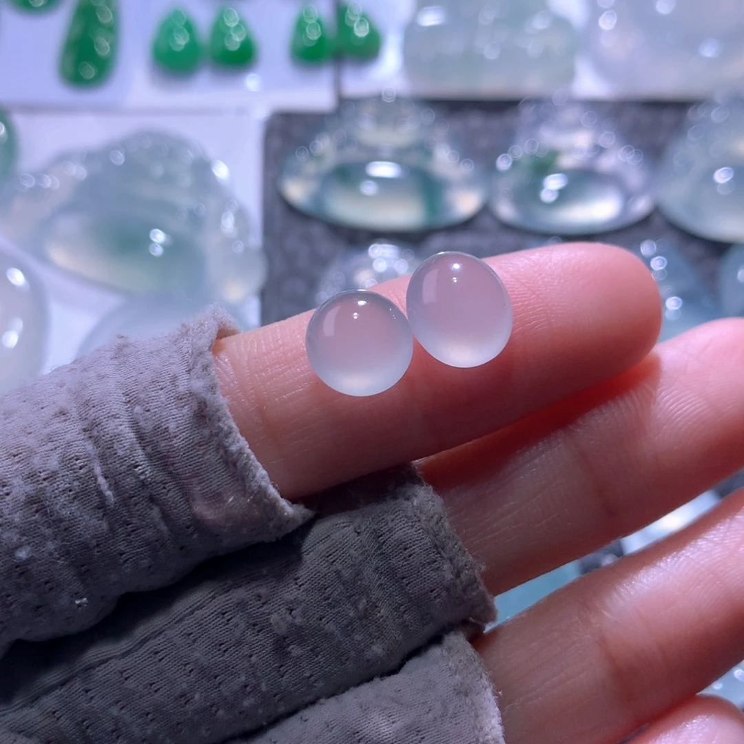 翡翠未镶嵌颈饰一对