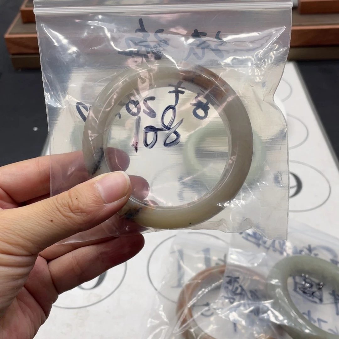 法***・石英质玉手镯未镶嵌