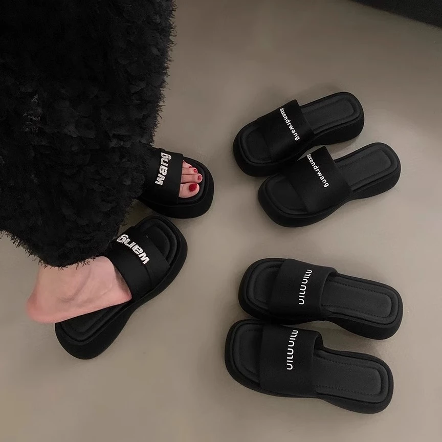 黑色松糕厚底水钻字母一字拖鞋女鞋子2025夏季沙滩高级感凉拖凉鞋