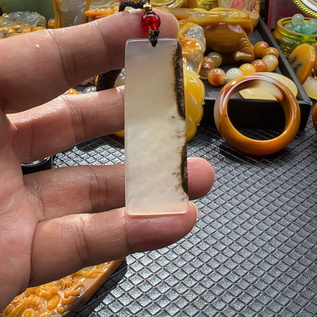 颈饰未镶嵌石英质玉