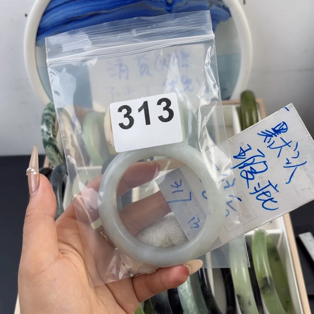 未镶嵌蛇纹石玉手镯卟****噜