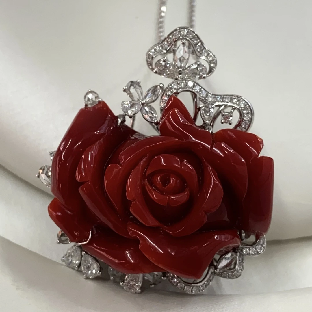 渼艳豪天然红珊瑚阿卡牛血红玫瑰花吊坠颜色好18k金镶嵌高端珠宝