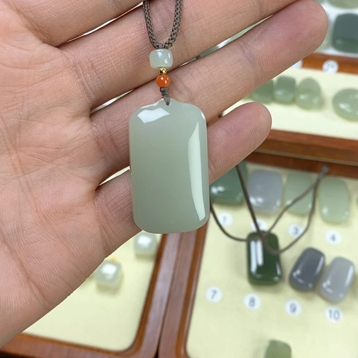 和田玉颈饰未镶嵌贝*