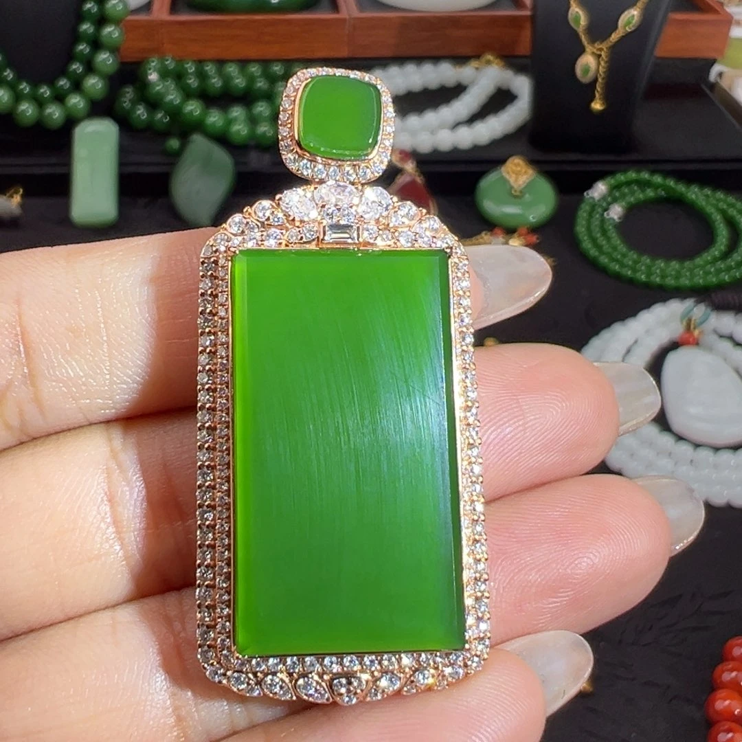 和田玉（碧玉）18K金镶嵌颈饰冰胶艳绿无瑕无事牌
