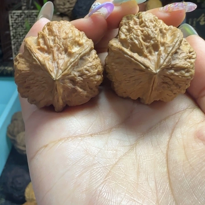文玩核桃吊坠古蟾三棱