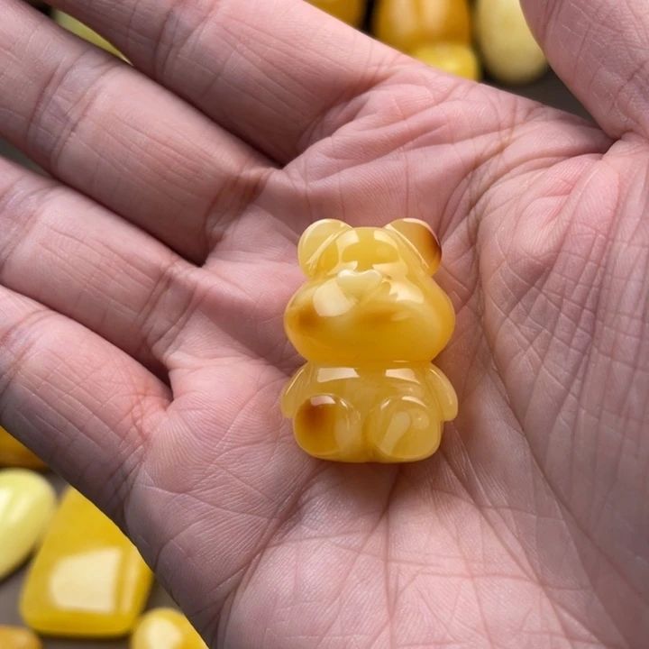 琥珀未镶嵌颈饰如图