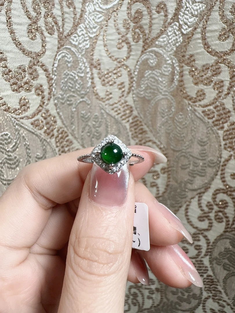 翡翠戒指菱形镶嵌