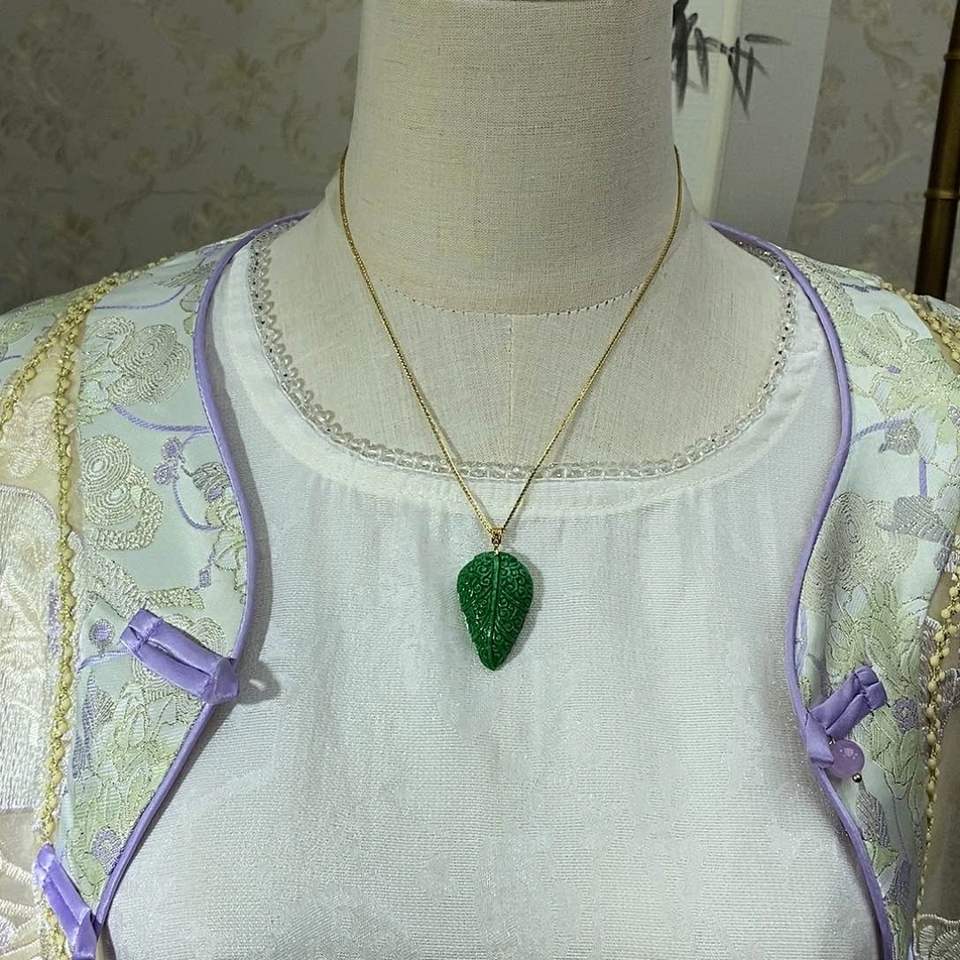 翡翠未镶嵌颈饰吊坠（银链）