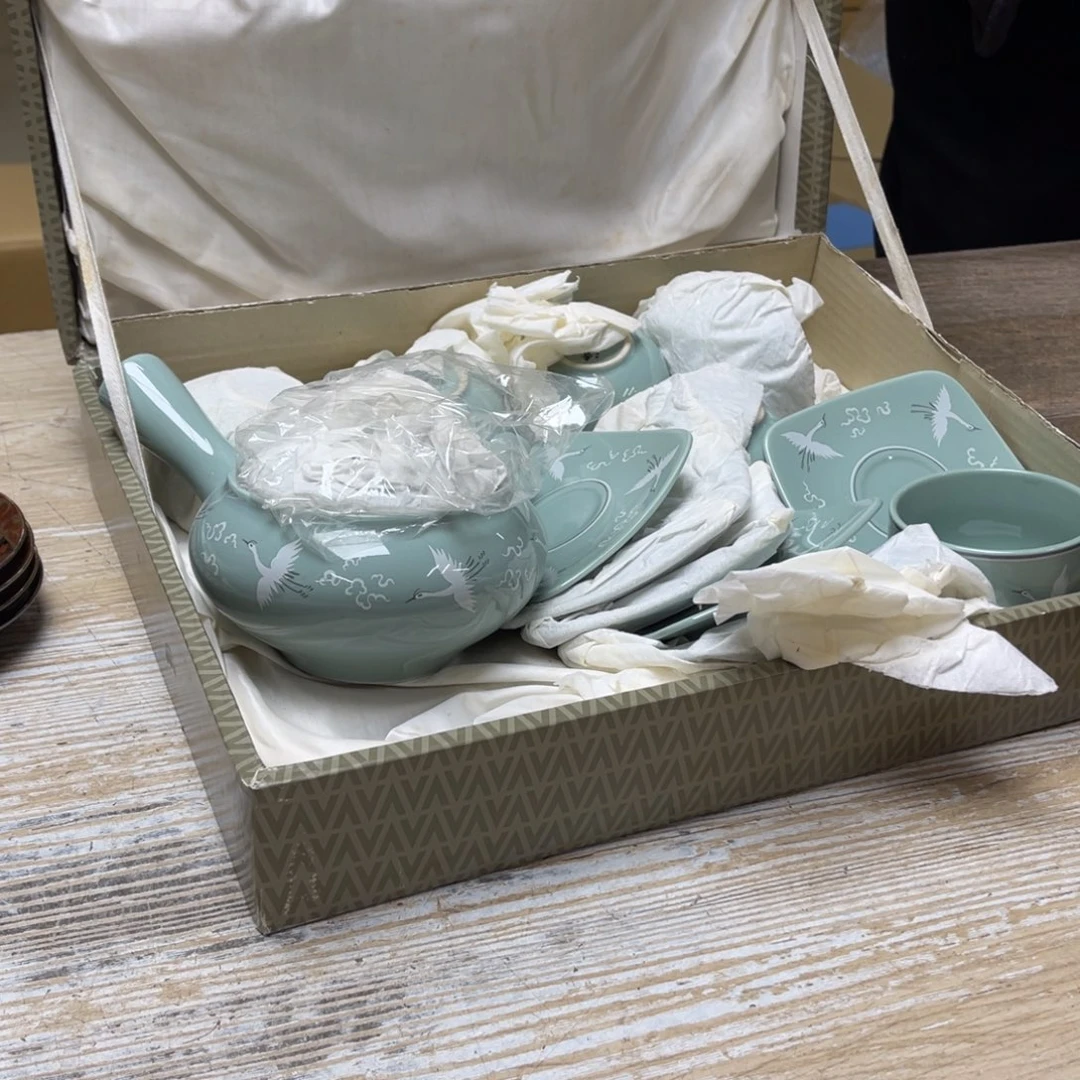 瓷片橒**?密密麻麻地排列着一个