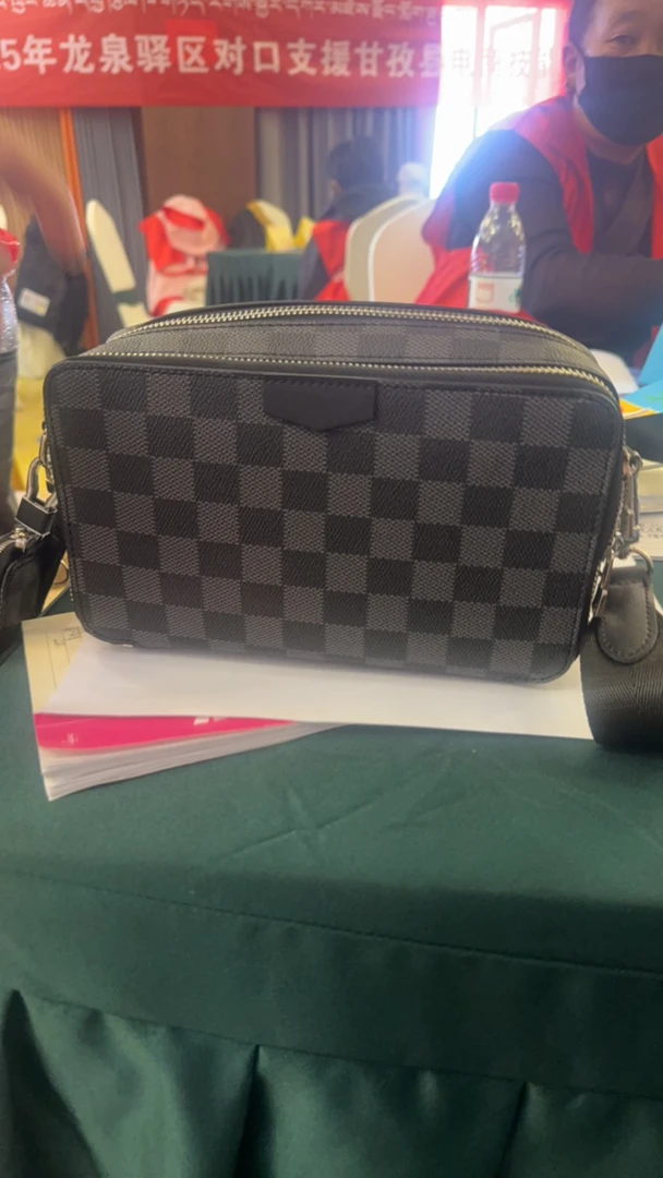 棋盘格黑花学院风大号男士斜挎包棋盘格拼接