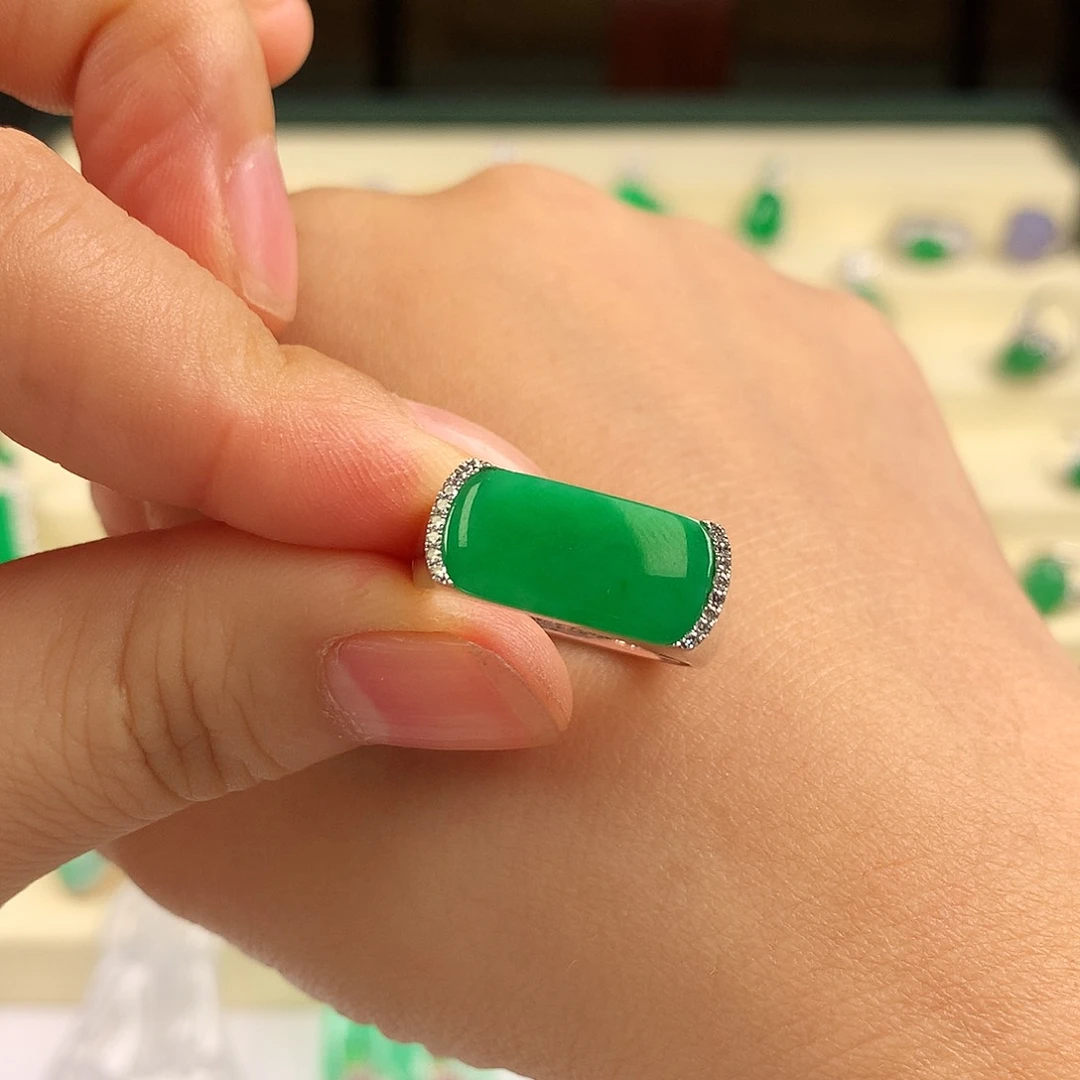 18K金镶嵌戒指翡翠缅料