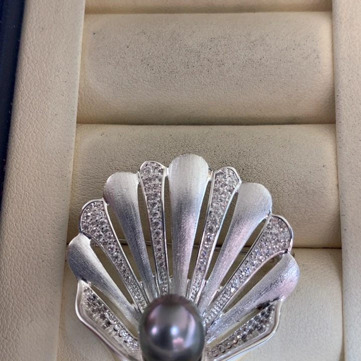 未镶嵌胸饰海水珍珠