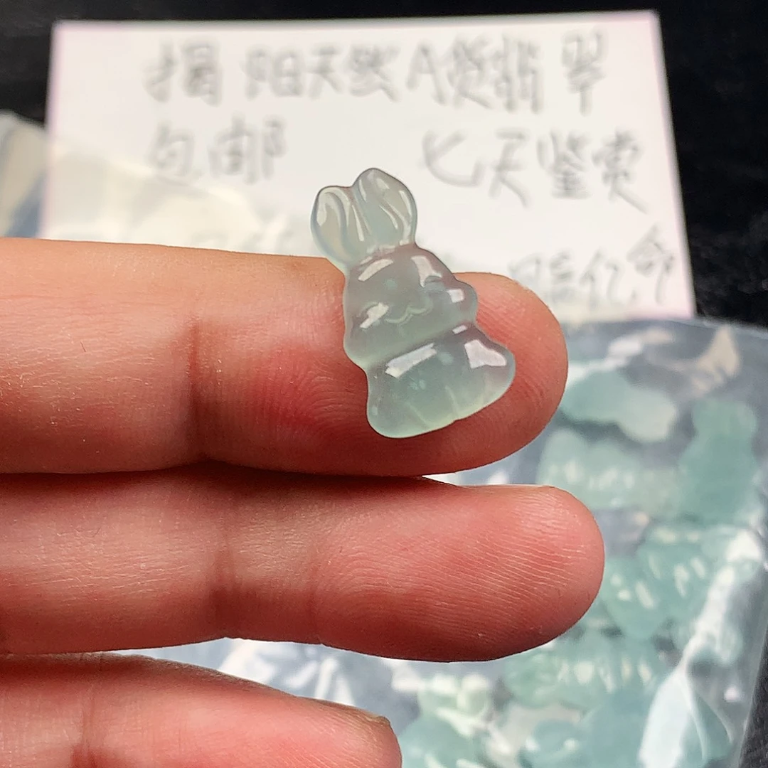 翡翠未镶嵌颈饰兔子兔兔