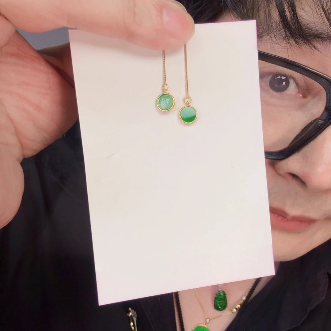 翡翠未镶嵌颈饰一对