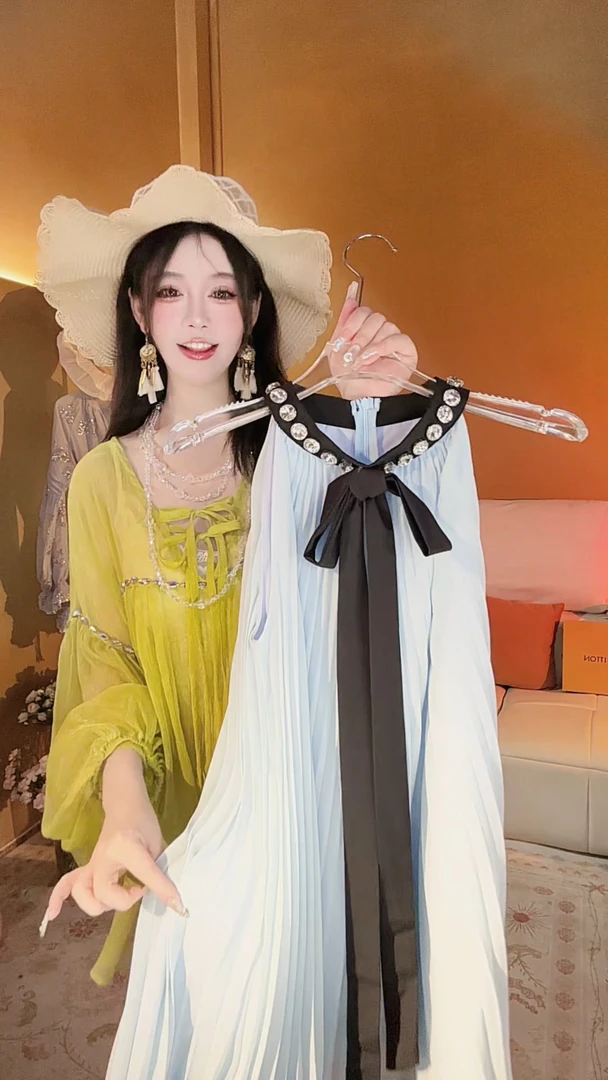 【崔】裙子法式设计感撞色蝴蝶结系带挂脖露肩宽松褶皱大摆连衣裙