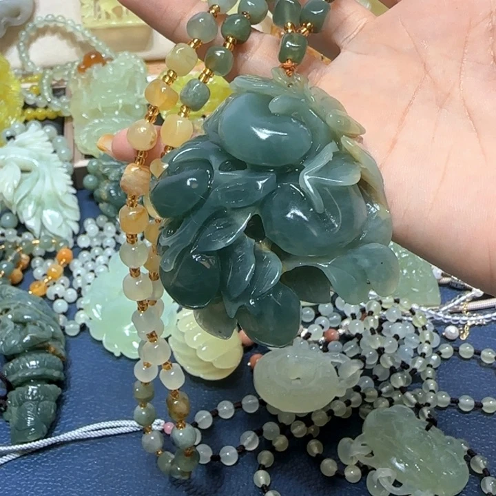 未镶嵌蛇纹石玉吊坠