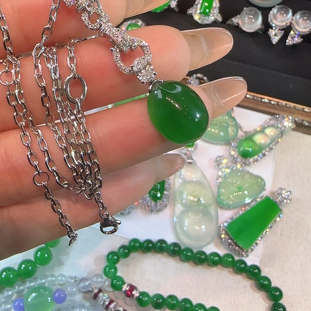 翡翠18K金镶嵌颈饰