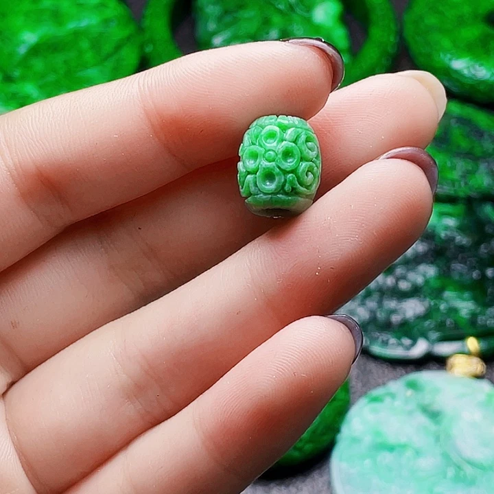 翡翠未镶嵌颈饰多样性