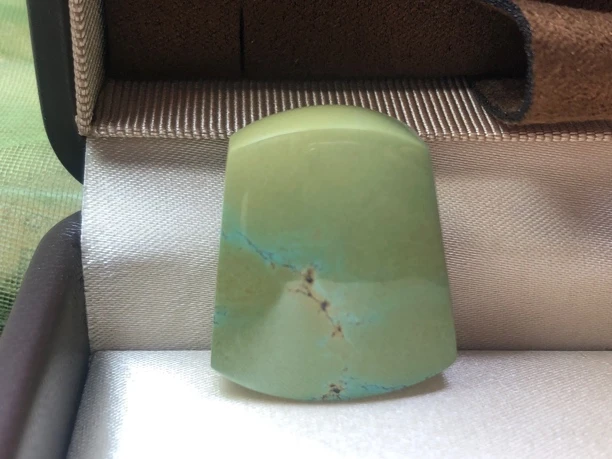 原矿绿松石平安无事牌 尺寸：宽22.3高26.5厚12.8mm