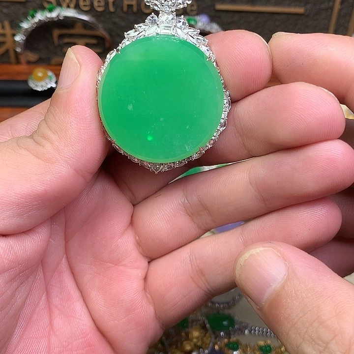 翡翠18K金镶嵌颈饰天然缅甸A货翡翠