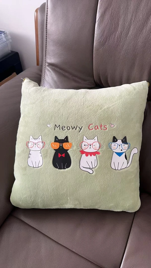 豆绿色牛奶绒招财猫抱枕被